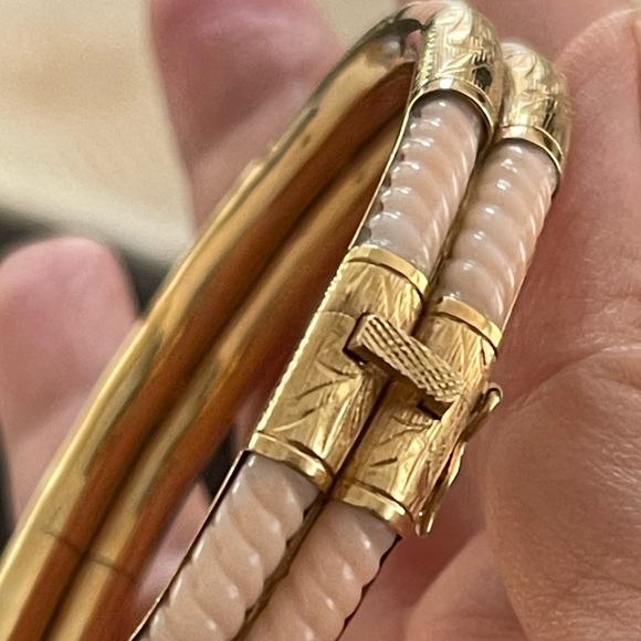 Solid 14K yellow gold & carved natural angel skin coral hinged bangle bracelet - Picture 12 of 12